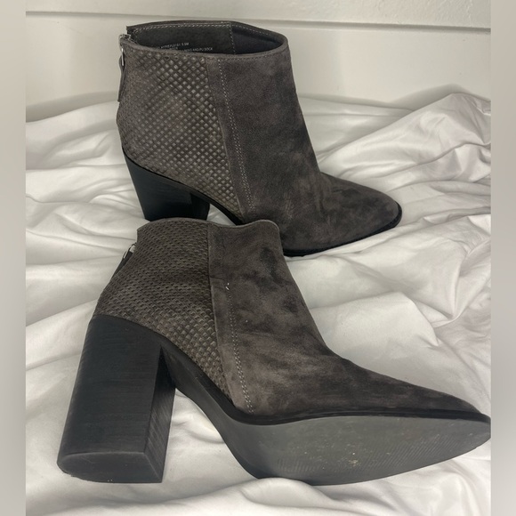 Steve Madden Gray Suede Ankle Boots | Textured Heel Booties 👢 Sz 9.5M - Picture 1 of 7